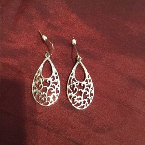 NWOT Beautiful silver filigree earrings